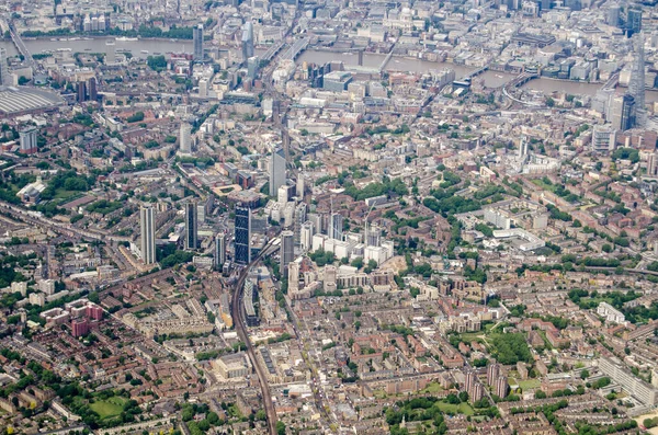 Filin ortasında Elephant ve Castle 'daki yeni gelişmelerle birlikte Londra' nın Southwark ilçesinin hava manzarası. Thames nehri, tam ortasında Blackfriars köprüleri olan tepeden akıyor..