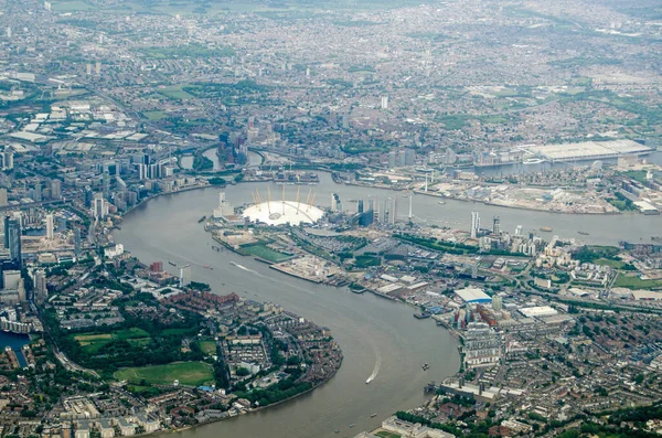 Kuzey Greenwich, Londra 'daki Thames Nehri' nin havadan görünüşü. Milenyum kubbesi, nehrin karşı kıyısındaki City Island 'ın yeni sanat gelişimiyle görüntünün merkezindedir. Excel Center sağ tarafta, Royal Doc ile birlikte.