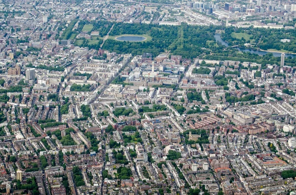 Güneşli bir sabahta Londra 'nın merkezinde Güney Kensington, Albertopolis ve Hyde Park boyunca kuzeye bakan hava manzarası.  