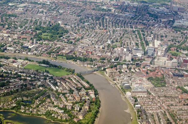 在阳光明媚的夏日 泰晤士河在伦敦西部汉默史密斯和巴恩斯之间流过 从空中俯瞰泰晤士河 — 图库照片