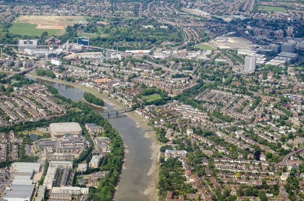 Güneşli bir yaz gününde Batı Londra 'da Kew ve Brentford arasında akan Thames Nehri' nin hava manzarası. Ulusal Arşivler sol altta..