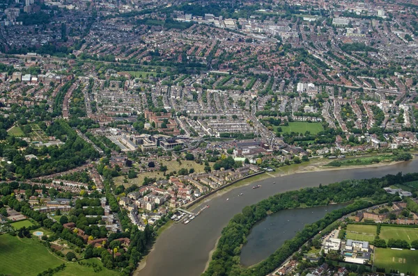 晴れた夏の日に西ロンドンのチジックとバーンズの間を流れるテムズ川の空中風景 Mutton池は 川の北にある歴史的なチジック ハウスのある画像の底にあります — ストック写真