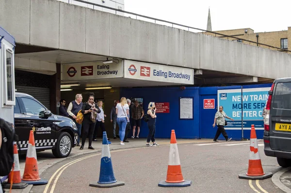 Londra, İngiltere - 22 Haziran 2019: Batı Londra 'daki Ealing Broadway İstasyonu' nun gerçekten nahoş girişindeki yolcular. Hem ana hat hem de yeraltı hizmetleri Crossrail 'e konaklamak için yeniden geliştirilen bu yoğun istasyonu kullanıyor.,