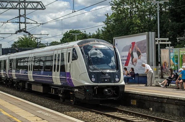 Londra, İngiltere - 22 Haziran 2019: Güneşli bir yaz gününde Ealing Broadway istasyonunda Londra için bir nakliye treni. Yeni servis Londra 'nın merkezinden Hayes ve Harlington' a gidiyor..