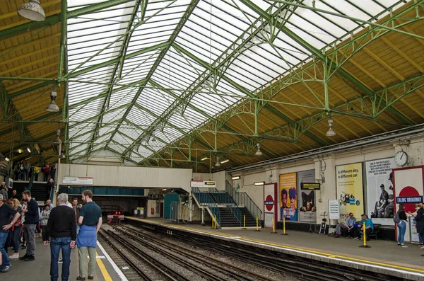 London Storbritannien Juni 2019 Passagerare Plattformen För District Line Tåg — Stockfoto