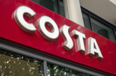Londra, İngiltere - 20 Temmuz 2019: Southwark, Londra 'da bir caddede bir Costa kahve ve kafe girişinin üzerinde imza.
