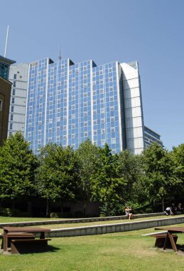 Basingstoke, İngiltere - 23 Temmuz 2019: Churchill Place, Basingstoke, Hampshire 'da güneşli bir yaz günü.