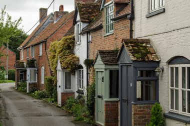 İngiltere 'nin Wiltshire kentindeki Market Lavington köyündeki geleneksel kır evleri..  