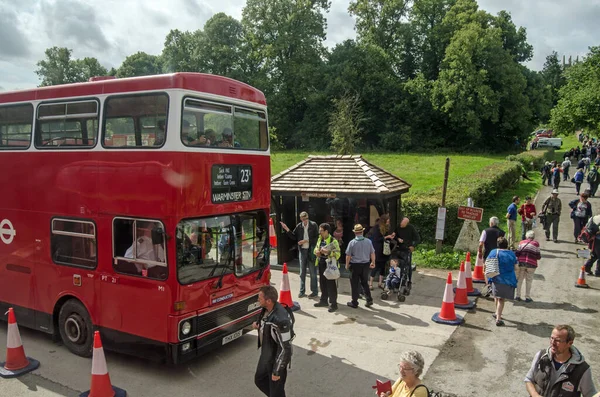 英国威尔特郡 Wiltshire 2019年8月17日 威尔特郡因伯村 Imber Village 历史教堂的访客 该村通常不对公众开放 因为索尔兹伯里平原的地区由英国军队控制 公共汽车只开一天 — 图库照片