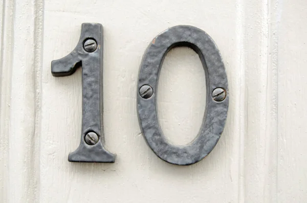 Figuras Que Representan Número Atornilladas Exterior Una Puerta Madera — Foto de Stock