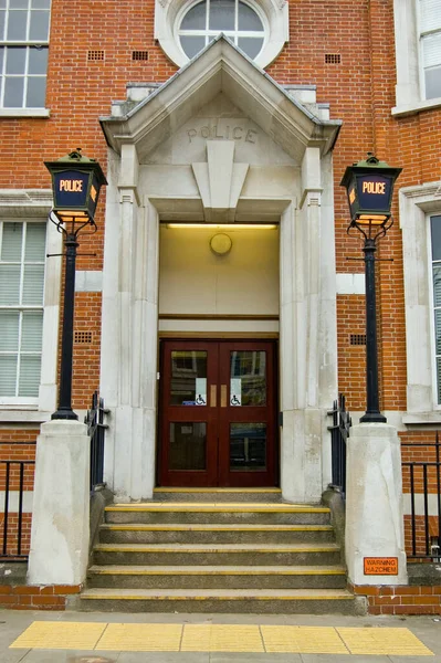 Kuzey Londra 'daki bir karakola etkileyici bir giriş..