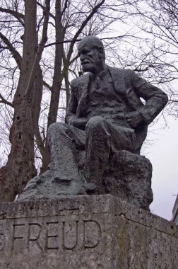 Psikanalist Sigmund Freud 'un halka açık heykeli. Hampstead, Kuzey Londra 'da bir kaldırımdan görüldü..