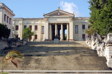 Havana Üniversitesi, Küba 'ya giden etkileyici adımlar. Başkentin Vedado bölgesinin kalbinde, bu dönüm noktası bazen konserler ve mitingler için kullanılır..