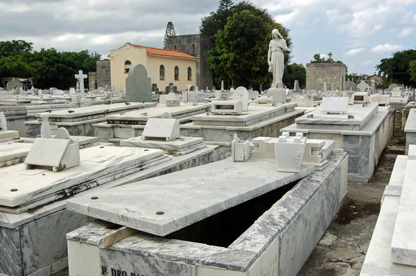 Ein Familiengrab Öffnete Sich Und Wartete Auf Den Nächsten Leichnam — Stockfoto