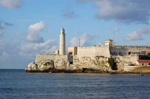 Havana limanının ağzından Morro Kalesi ve deniz fenerine doğru bak.. 