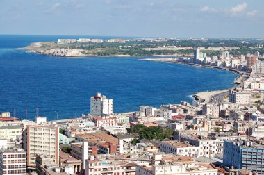 Güneşli bir günde Havana, Küba 'daki görkemli körfezin karşısındaki yüksek bir binadan manzara.
