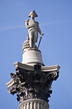 Amiral Lord Nelson 'ın heykeli (1758-1805) Trafalgar Meydanı, Westminster, Londra' daki Nelson Sütununun tepesinde. Donanma kahramanı, birliklerinin kazandığı Trafalgar Savaşı sırasında öldürüldü..