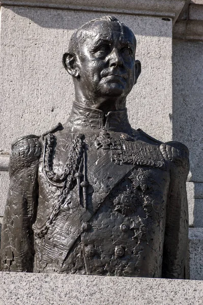 纪念战争英雄和第一海洋领主安德鲁 坎宁安 他在1953年伊丽莎白二世加冕时担任子爵和高级管家 1967年以来在特拉法加广场公开展出的雕像 — 图库照片