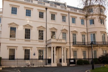 Londra, İngiltere - 9 Nisan 2011: I. Dünya Savaşı 'nın patlak vermesinden sorumlu ordu komutanı ve Dışişleri Bakanı Mareşal Earl Kitchener' ın tarihi evi. Westminster, Londra 'daki alışveriş merkezine bakan naip binası..