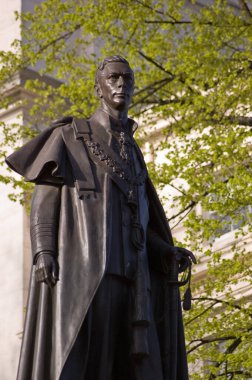 Kral VI. George 'un (1895 - 1952) Westminster, Londra' daki The Mall 'a bakan heykeli. William Macmillan 'ın heykeli, 1956' dan beri halka açık.