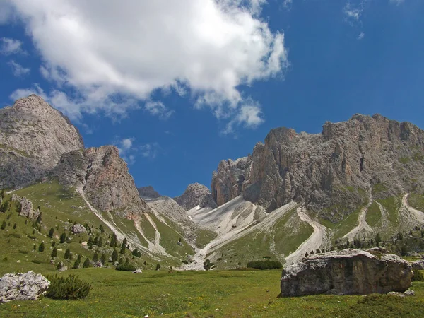 Alta montanha céu dolomiten doloiti dolomitas itália — Fotografia de Stock
