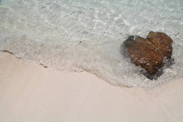 Piedra en forma de corazón y hermosa ola en la playa de arena blanca en Tailandia — Foto de Stock