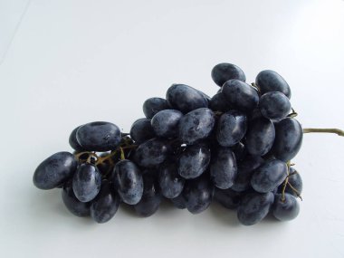 Beyaz arka planda siyah üzüm portre