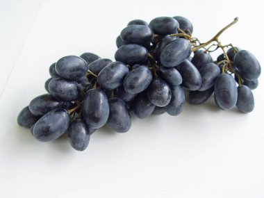 Beyaz arka planda siyah üzüm portre