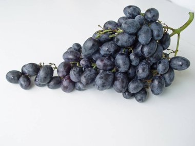 Beyaz arka planda siyah üzüm portre