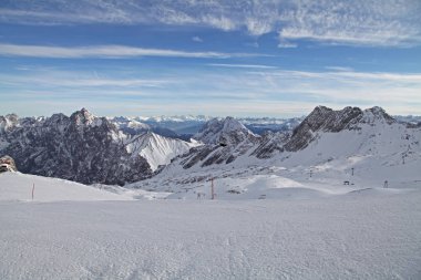 Zugspitze Alp dağ kar kayak kış mavi gökyüzü manzara garmisch Almanya
