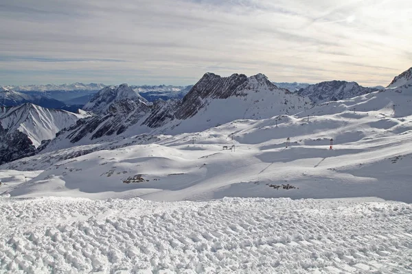 Zugspitze Alp dağ kar kayak kış mavi gökyüzü manzara garmisch Almanya