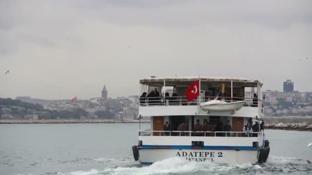 Pasar a las personas que viajan, ciudad de Estambul, noviembre 2016, Turquía — Vídeo de stock