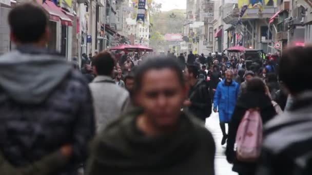 Människor som gick på gatan, Istiklal Street, November 2016, Turkiet — Stockvideo
