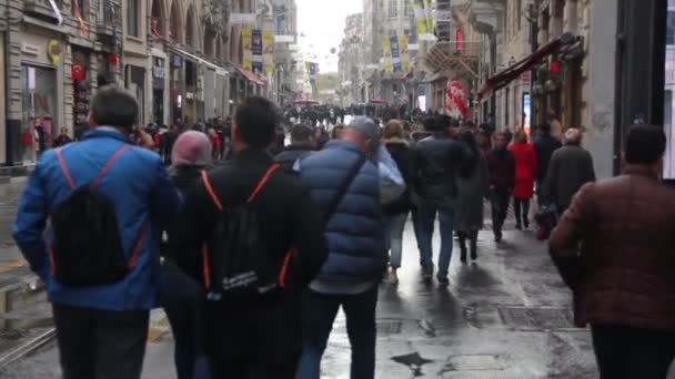 Istiklal Street, mensen lopen op straat, November 2016, Istanbul City — Stockvideo