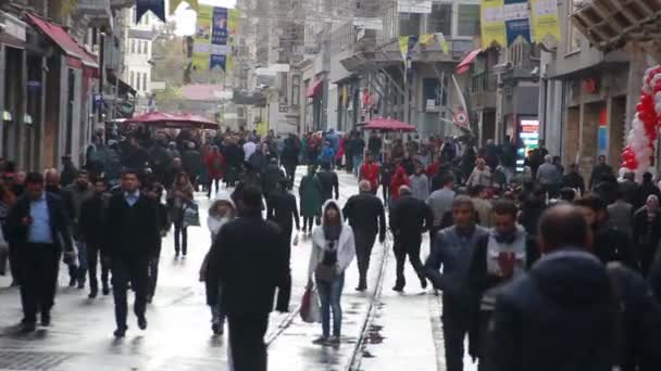 Människor gå på stadens Street, Istiklal Street, November 2016, Istanbul — Stockvideo