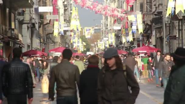 Människor gå på stadens Street, Istiklal Street, November 2016, stanbul — Stockvideo