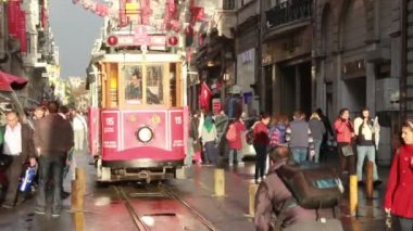 Kasım 2016, Türkiye'nin görünümü, Istiklal Caddesi, insanlar kalabalık, tren