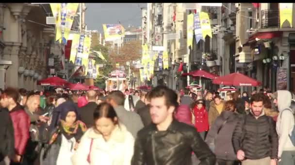 Sön dag, trångt människor promenader, istiklal street, November 2016, Turkiet — Stockvideo