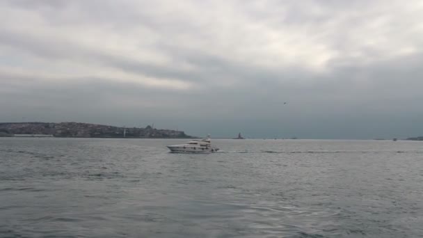 Crucero por el mar en un día tranquilo en Estambul, pavo — Vídeos de Stock