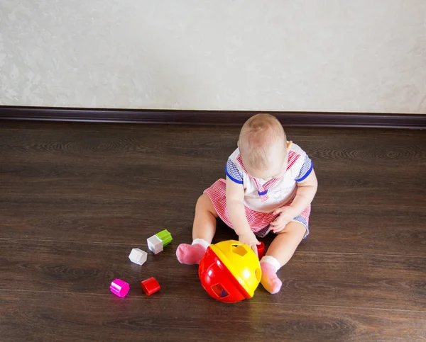 Małe dziecko grając z zabawkami — Zdjęcie stockowe