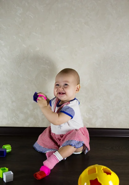 Pequeño bebé jugando con juguetes —  Fotos de Stock