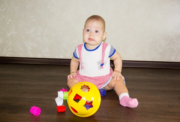 Pequeño bebé jugando con juguetes —  Fotos de Stock