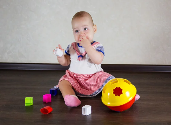 Pequeño bebé jugando con juguetes —  Fotos de Stock