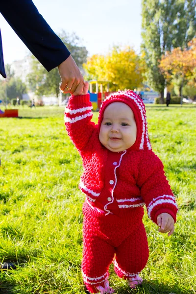 Pequeño bebé aprendiendo a caminar. Mamá sosteniendo la mano del bebé —  Fotos de Stock