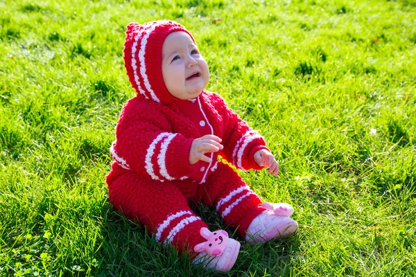 Pequeno bebê sentado na grama — Fotografia de Stock