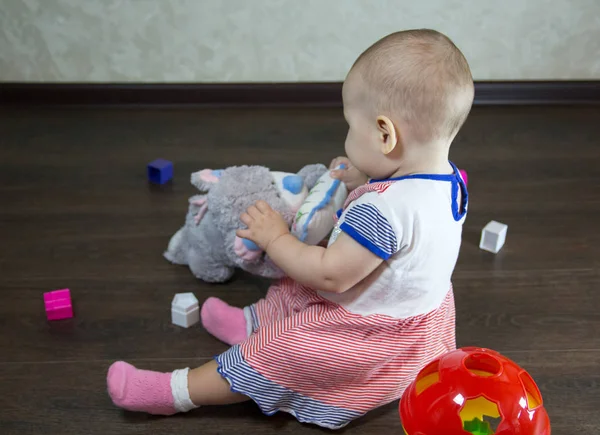 Pequeño bebé jugando con juguetes — Foto de Stock