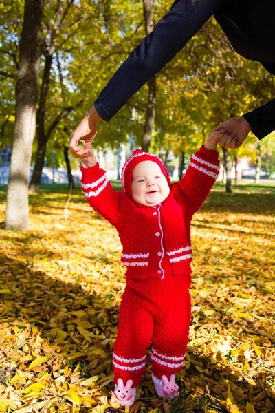 Pequeño bebé aprendiendo a caminar. Mamá sosteniendo las manos del bebé —  Fotos de Stock