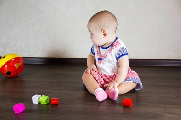 Pequeño bebé jugando con juguetes — Foto de Stock