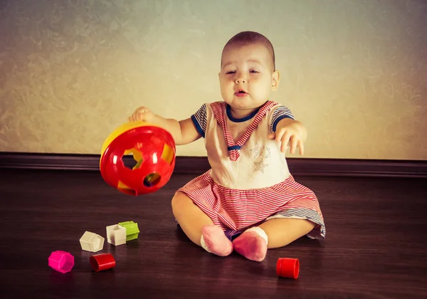 Pequeño bebé jugando con juguetes —  Fotos de Stock