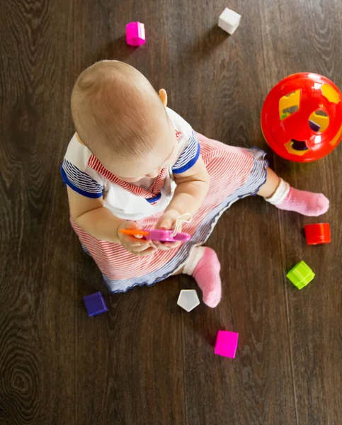 Pequeño bebé jugando con juguetes —  Fotos de Stock